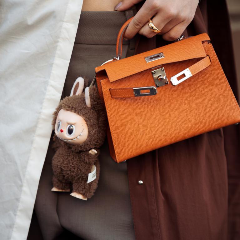 Bag Charm trend: Η νέα τάση που σε καλεί να εκφραστείς μέσα από την luxury τσάντα σου