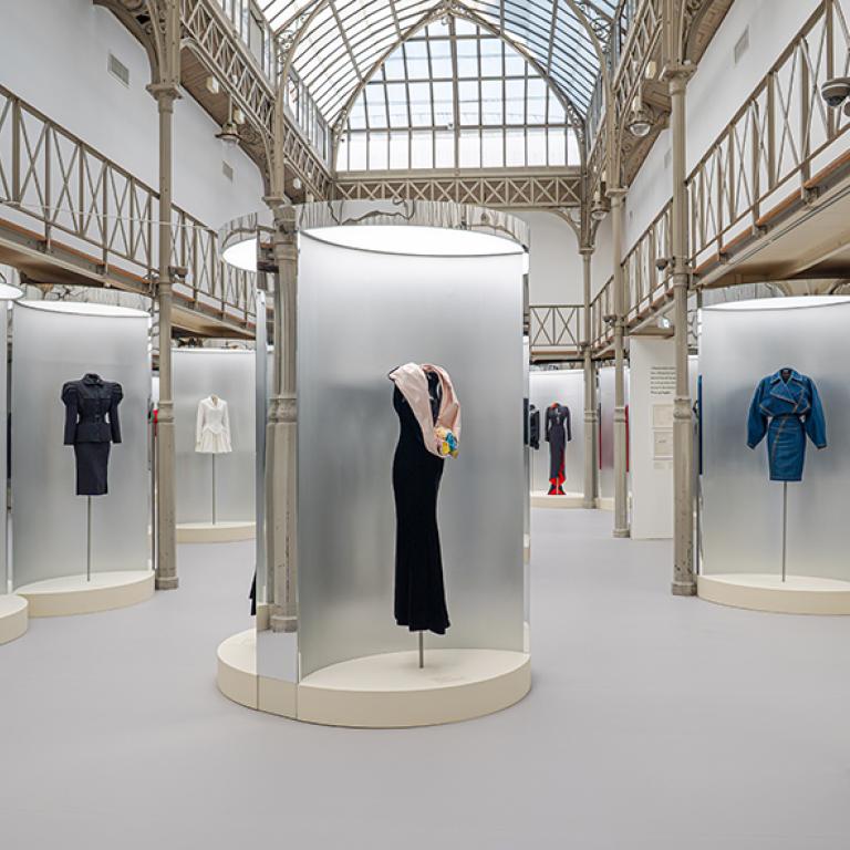 Azzedine Alaïa - Thierry Mugler: Δύο άσπονδοι καλλιτέχνες της μόδας «συμφιλιώνονται» σε μια αφιερωματική έκθεση στο Παρίσι
