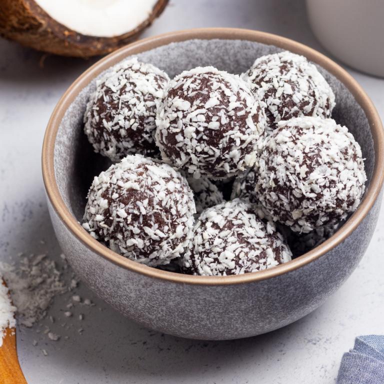 Energy balls με μαύρη σοκολάτα και καρύδα / Φωτογραφία: Shutterstock
