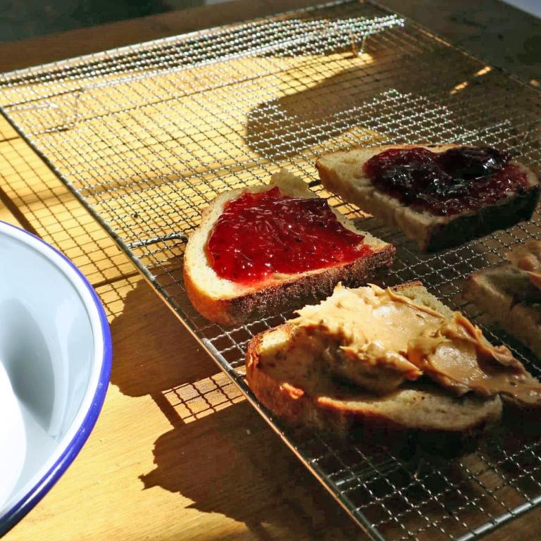 Proof Nanobakery: Σε αυτόν τον φούρνο στην Αγίας Ειρήνης φτιάχνουν σάντουιτς με μαρμελάδα μούρων και παγωτό καρύδας