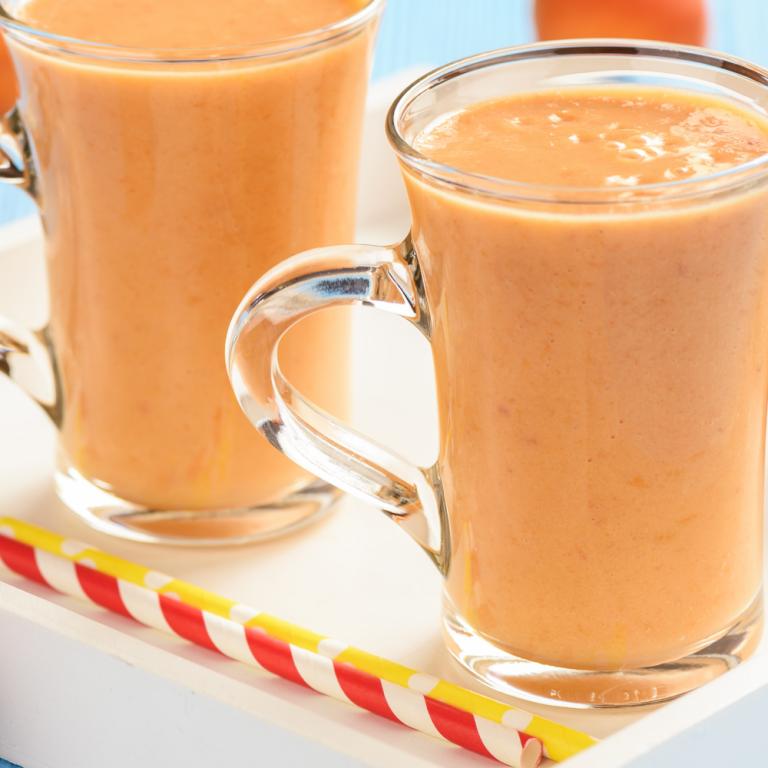 Smoothie με βερίκοκα, γιαούρτι και τζίντζερ / Φωτογραφία: Shutterstock