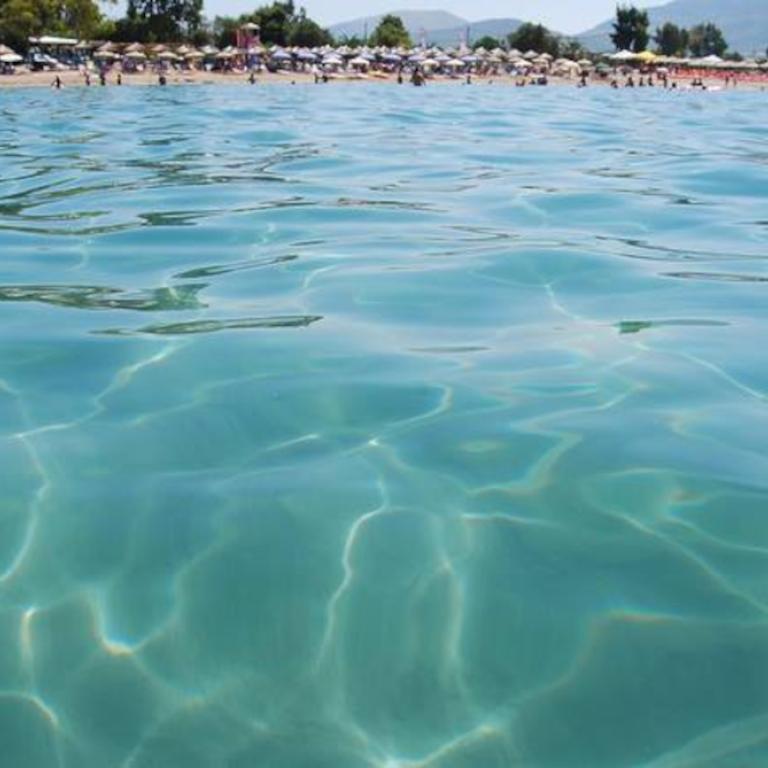 Μια «τροπική» παραλία μόλις 1 ώρα από την Αθήνα -Καταγάλανα νερά, ιδανική για τα πρώτα μπάνια