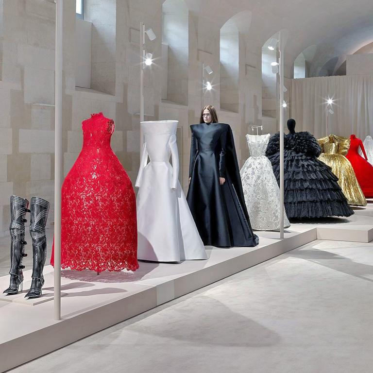 «Balenciaga by Demna»: Η τολμηρή αναδρομή στα πιο εμβληματικά σχέδια μιας δεκαετίας που άλλαξε τη μόδα