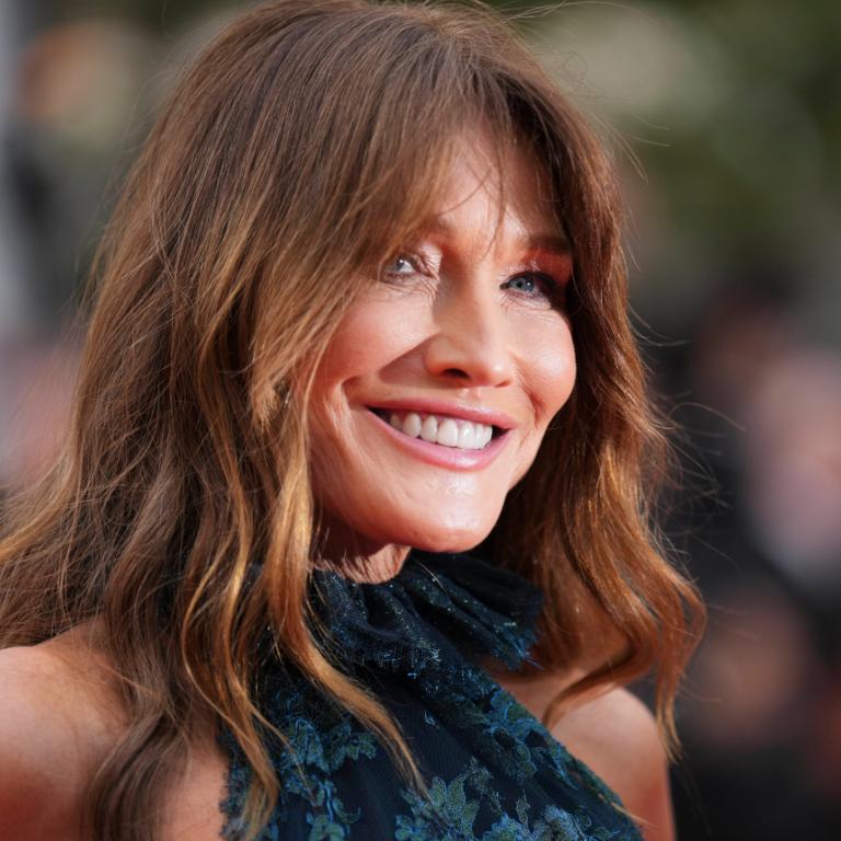 Πώς φορούν το ρουζ οι Γαλλίδες και δείχνουν πιο νεανικές