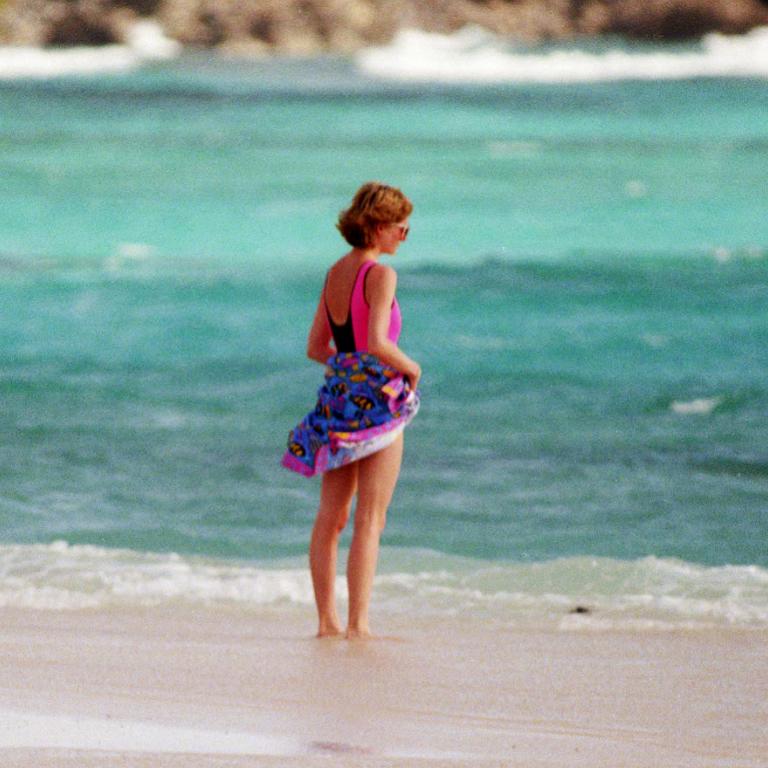 Η επιστροφή του παρεό: 8 looks για να το φορέσετε όπως οι fashionistas