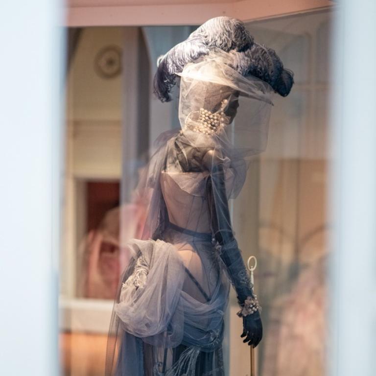Dior, Jardins Enchanteurs: Η νέα έκθεση που αποκαλύπτει τη βαθιά αγάπη του σχεδιαστή μόδας για τα άνθη