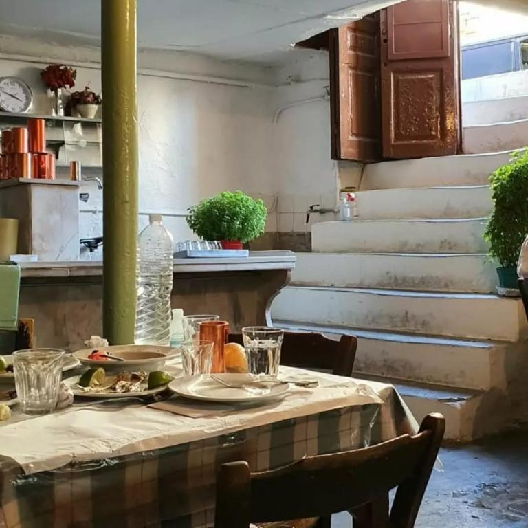Δίπορτο: Στο υπόγειο ενός εγκαταλελειμένου σπιτιού βρίσκεται μια αθηναϊκή ταβέρνα που αποθεώνεται διεθνώς