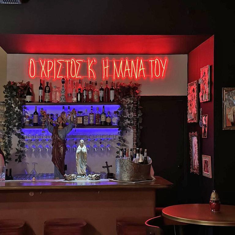 «Ιούδα»: Το wine bar με την πιο ιντριγκαδόρικη αισθητική και κρασιά από ελληνικούς αμπελώνες