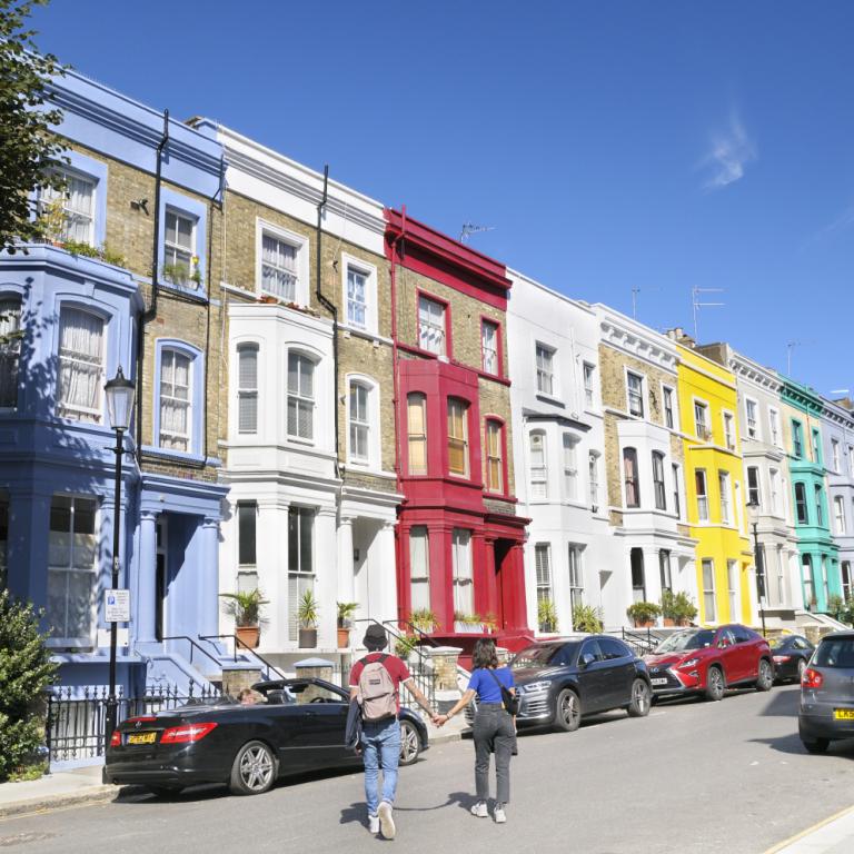 Notting Hill... off filter: Οι κάτοικοι αλλάζουν χρώμα στα σπίτια τους για να ξεφύγουν από τους influencers