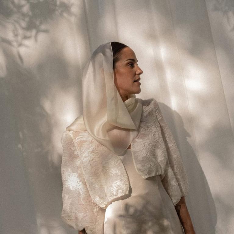 Νύφη με κουκούλα κα μπολερό/Φωτογραφία Instagram: @edgarmolina.atelier