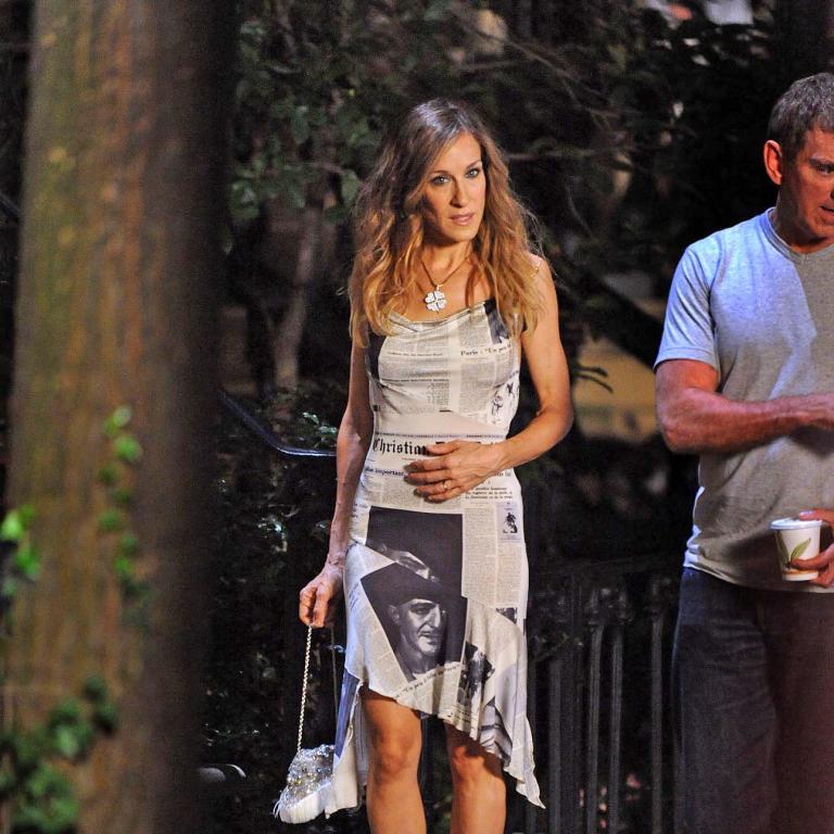 Η Σάρα Τζέσικα Πάρκερ με το Dior φόρεμα σε σκηνή από τη σειρά «Sex and The City»/Φωτογραφία: Getty Images