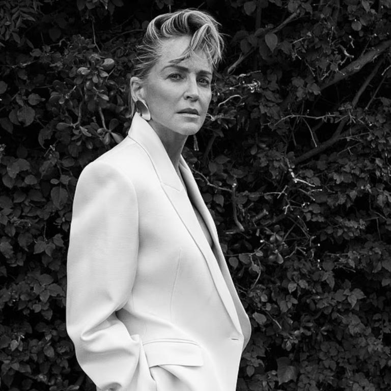 Η Σάρον Στόουν σε φωτογράφηση για τη Vogue