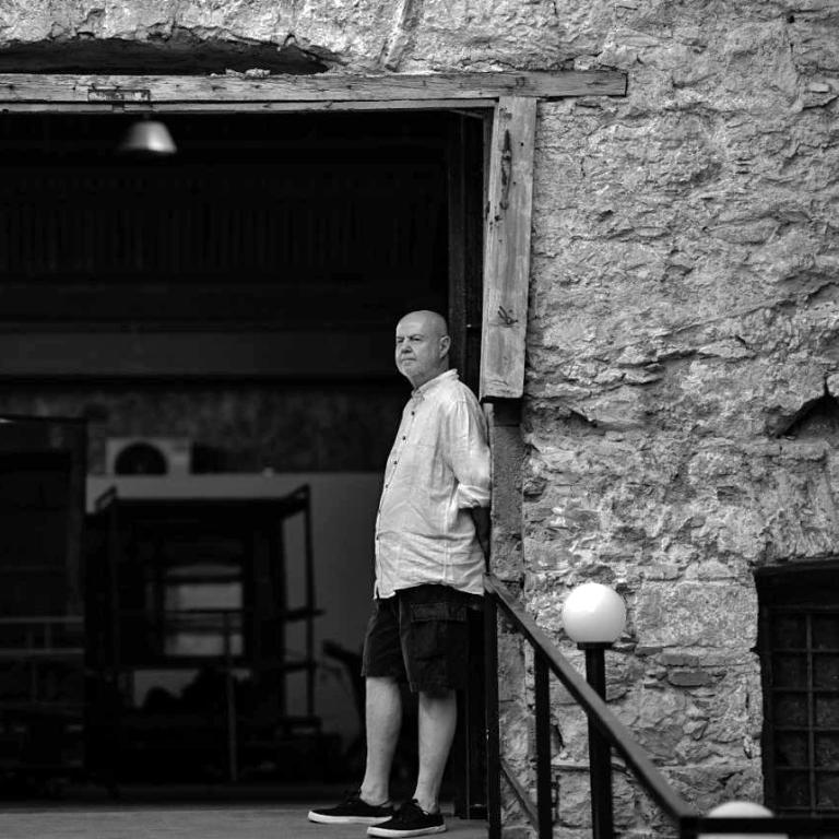 Γιάννης Χουβαρδάς: «Δεν έχω παρατήσει ποτέ τίποτα, oύτε καν σχέσεις, ανθρώπινες, ερωτικές, τις παλεύω»