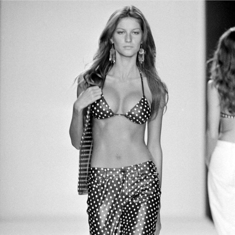 H Ζιζέλ στην πασαρέλα του οίκου μόδας Ralph Lauren το 2000, Getty Image