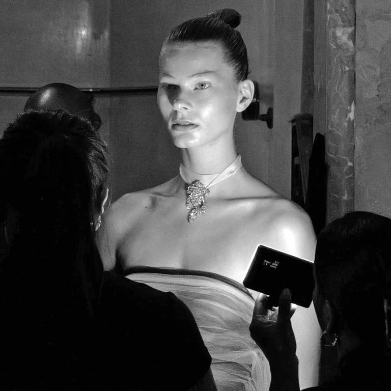 Glowy skin: Τα καλύτερα προϊόντα λάμψης για πρόσωπο και σώμα