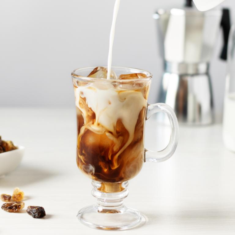 Κρύος εσπρέσο latte με πάστα χουρμά και γάλα καρύδας / Φωτογραφία: Shutterstock