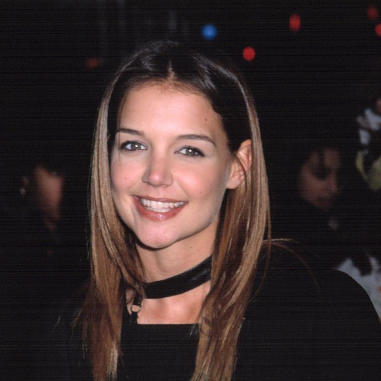 25 χρόνια μετά το Dawson’s Creek, η Κέιτι Χολμς επιστρέφει στιλιστικά ως...Τζόι Πότερ