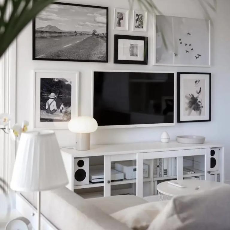 Το πανεύκολο κόλπο της IKEA για να «εξαφανίσεις» την τηλεόραση από το σαλόνι σου