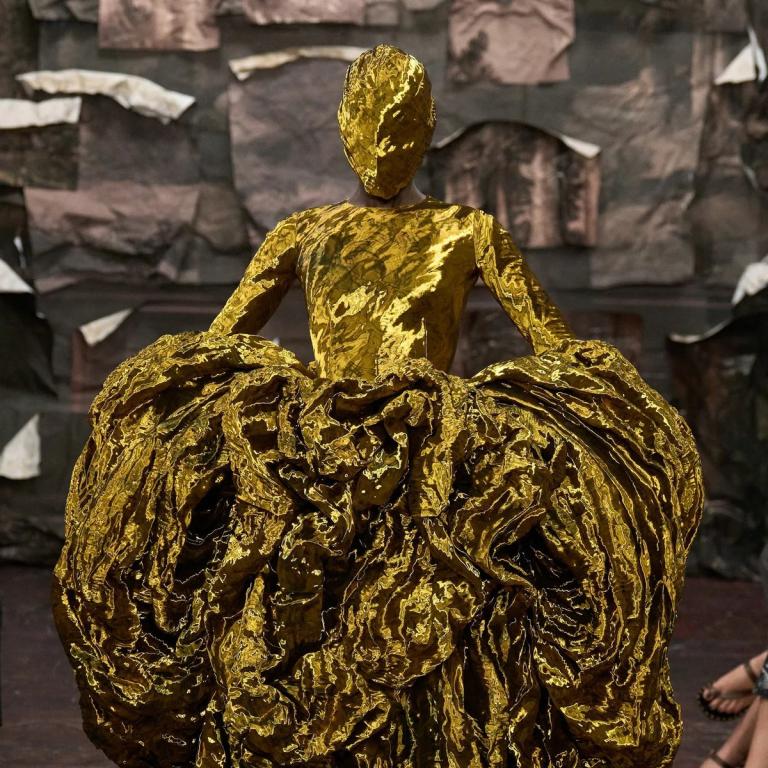 Maison Margiela: Η νέα εποχή του Glenn Martens ξεκινά με θεαματική ισορροπία