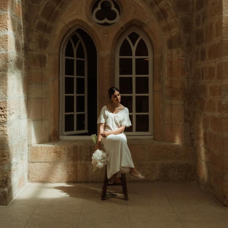 Νύφη με ρομαντικο νυφικό και δανεικά Jimmy Choo παπούτσια