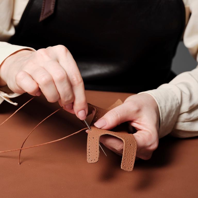  Γιατί τα luxury brands ανεβάζουν τις τιμές -Και γιατί το «χειροποίητο» μετράει πλέον περισσότερο από το logo