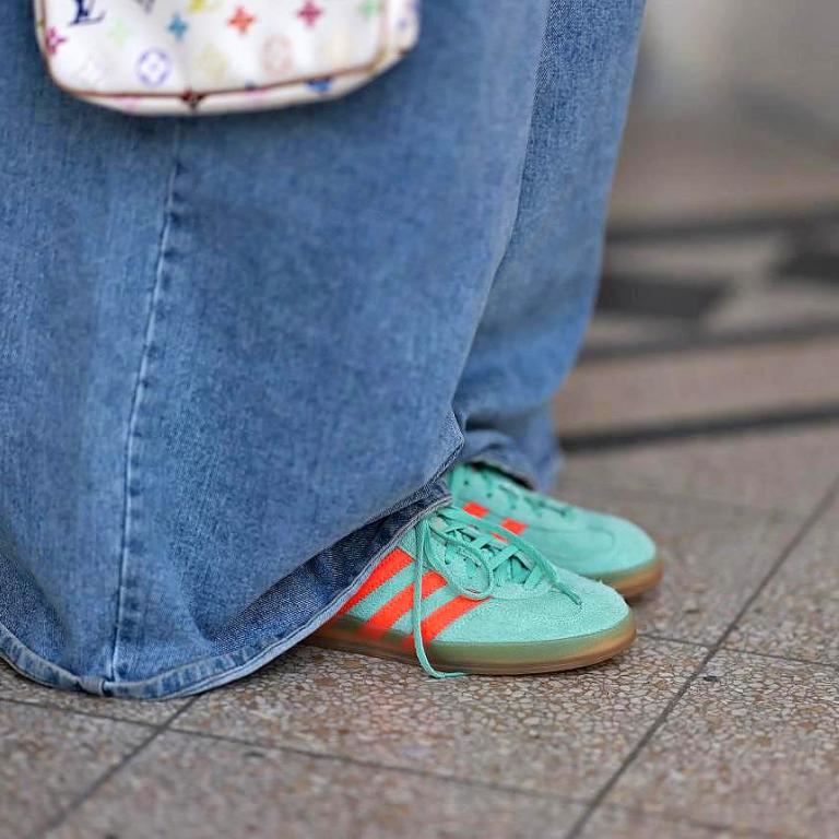 στιλάτη γυναίκα με sneakers