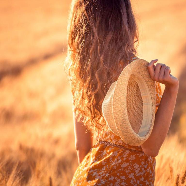 Sun Damage: Τα λάθη που φθείρουν τα μαλλιά σου το καλοκαίρι και πώς να τα προλάβεις