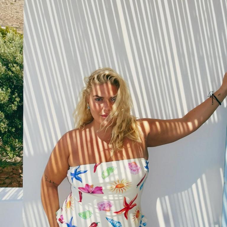 Η Δανάη Μπάρκα φωτογραφίζεται ξαπλωμένη χωρίς σουτιέν