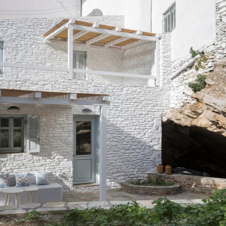 Εξοχικό σπίτι στην Κύθνο από τις Polisgram Architects