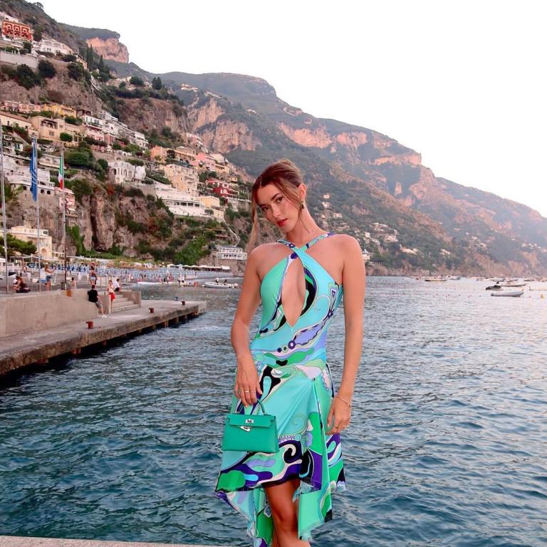 Pucci Girl Summer: Η πιο φωτεινή και feel-good τάση του φετινού καλοκαιριού έχει άρωμα '70s
