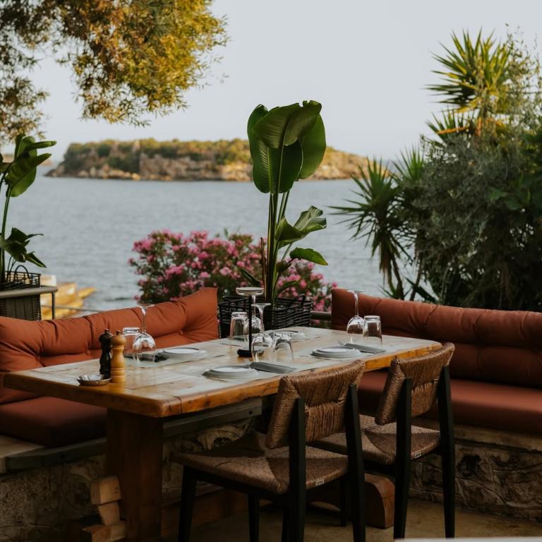 tikla cuzina wine bar