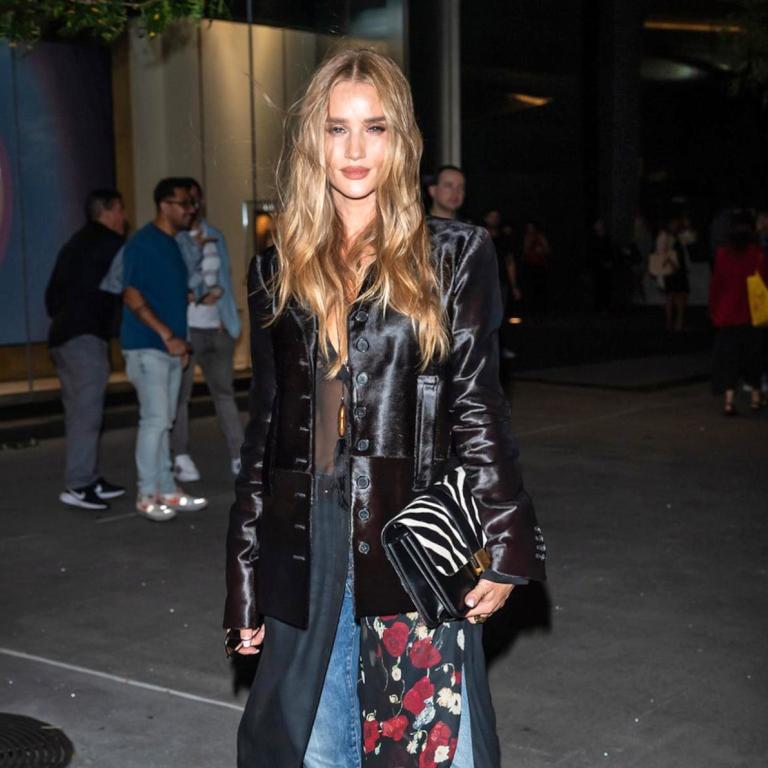  Rosie Huntington-Whiteley ποζάρει στον φακό