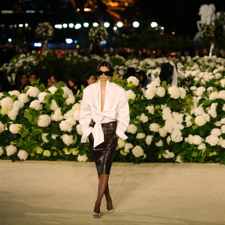 Καμία τσάντα, κανένα παντελόνι: Το Saint Laurent show που επαναπροσδιόρισε τη θηλυκότητα στο Παρίσι