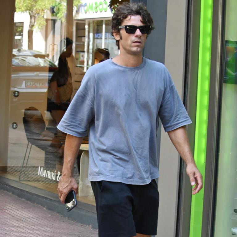 Ο Αποστόλης Τότσικας σε βόλτα στην Αθήνα