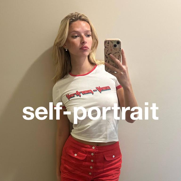 Η Απλ Μάρτιν είναι το νέο πρόσωπο του self-portrait στα 21 