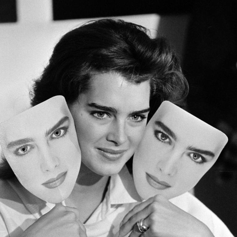 Η Μπρουκ Σιλντς ποζάρει 