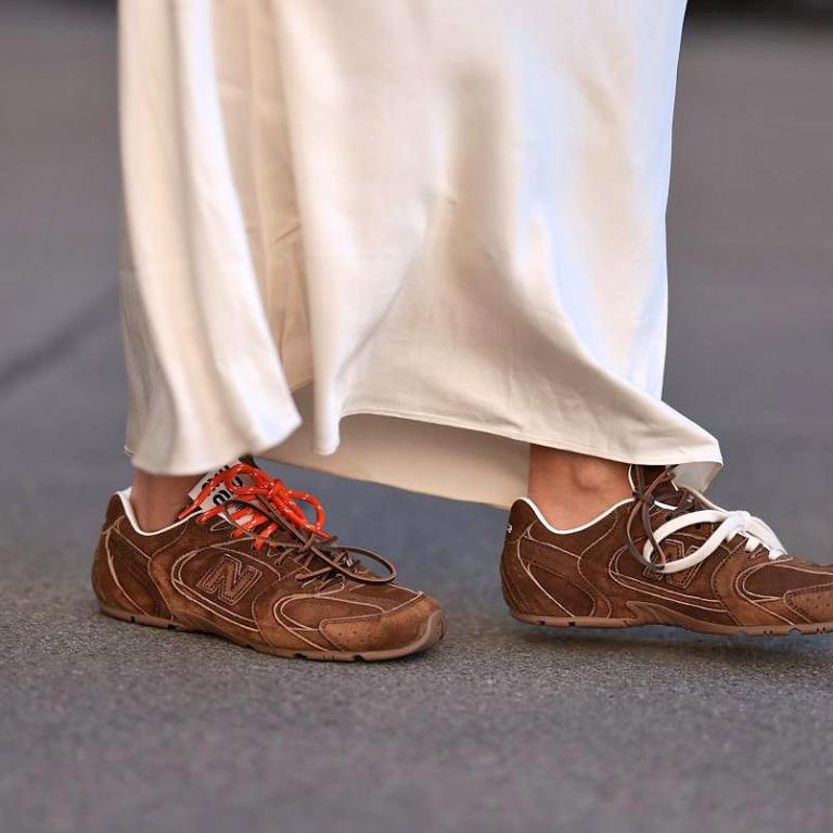 καφέ sneakers
