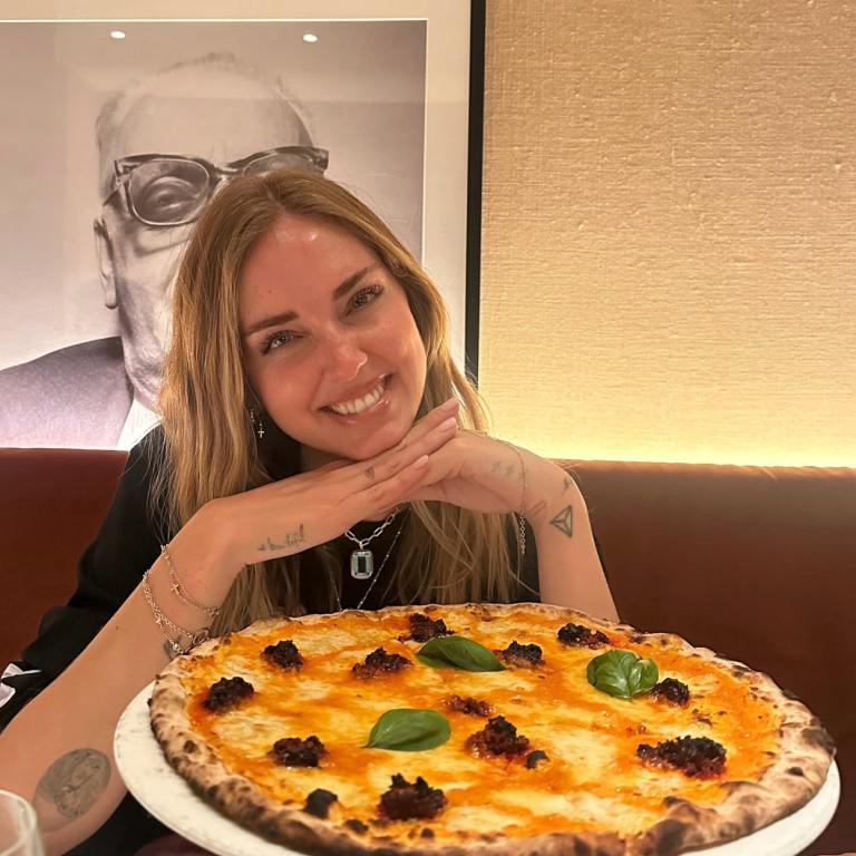 Η Κιάρα Φεράνι τρώει πίτσα