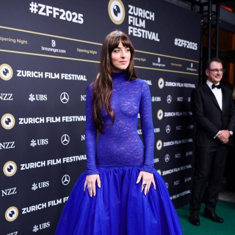 Η Ντακότα Τζόνσον με μπλε Gucci φόρεμα 