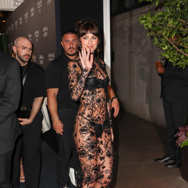 Kering Foundation Dinner 2025: Ντέμι Μουρ, Ντακότα Τζόνσον και ένα κόκκινο χαλί γεμάτο εκθαμβωτικά looks