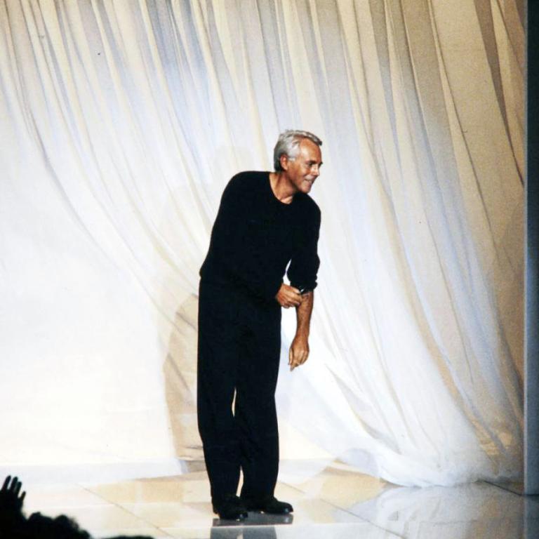 Armani’s Greige: Το διακριτικό χρώμα που καθόρισε το clean aesthetic πριν την εποχή του