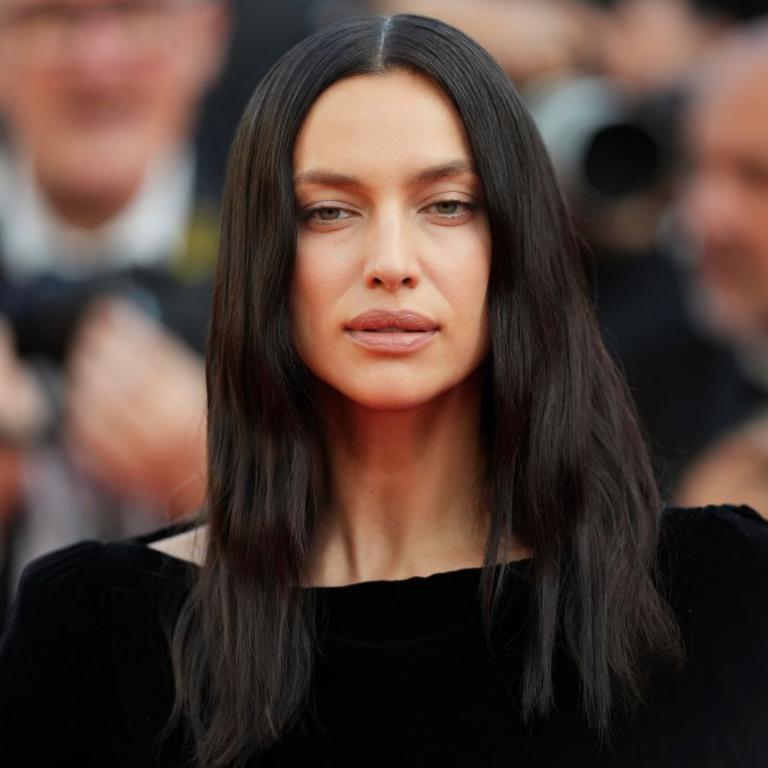 Η Ιρίνα Σάικ με αποκαλυπτικό φόρεμα και loafers