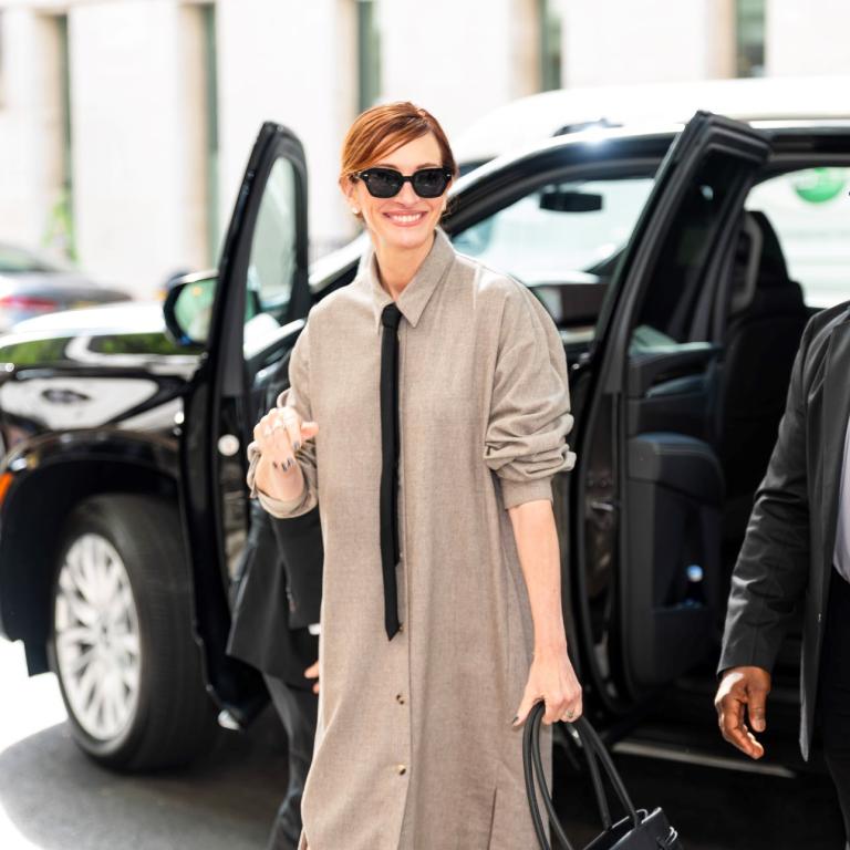 Η Τζούλια Ρόμπερτς φόρεσε shirt dress με γραβάτα