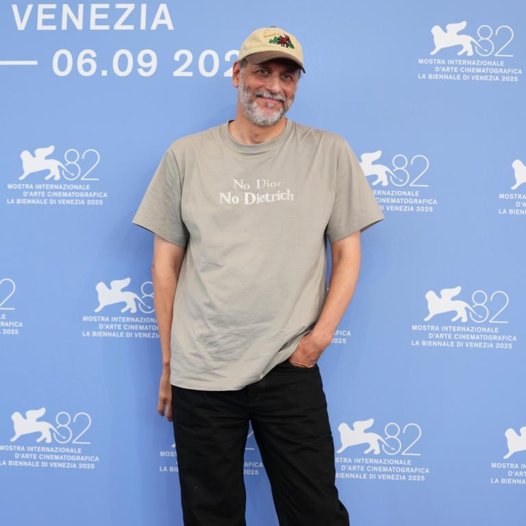Ο Luca Guadagnino με το μπλουζάκι