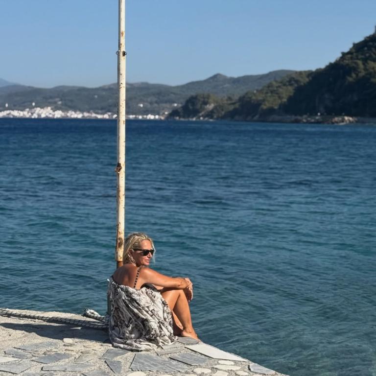 Η Μαρία Μπεκατώρου ποζάρει