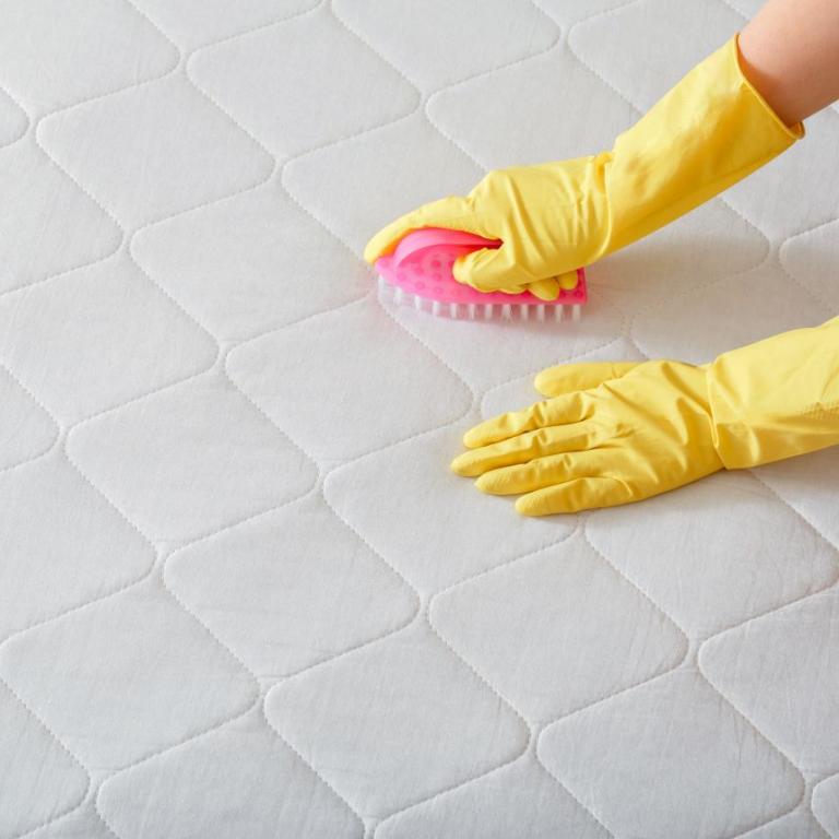 Πώς θα καθαρίσετε με φυσικό τρόπο το στρώμα σας