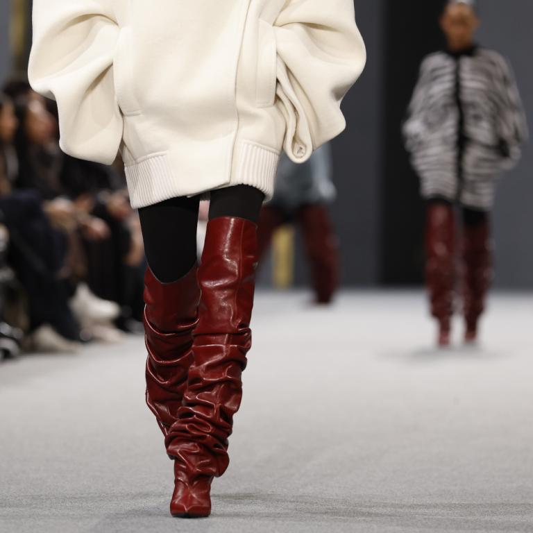 Pirate boots: το αντισυμβατικό shoe επιστρέφει στις φθινοπωρινές τάσεις