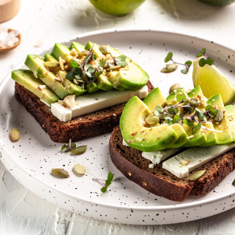 Ανοιχτό σάντουιτς με αβοκάντο και κολοκυθόσπορο / Φωτογραφία: Shutterstock 
