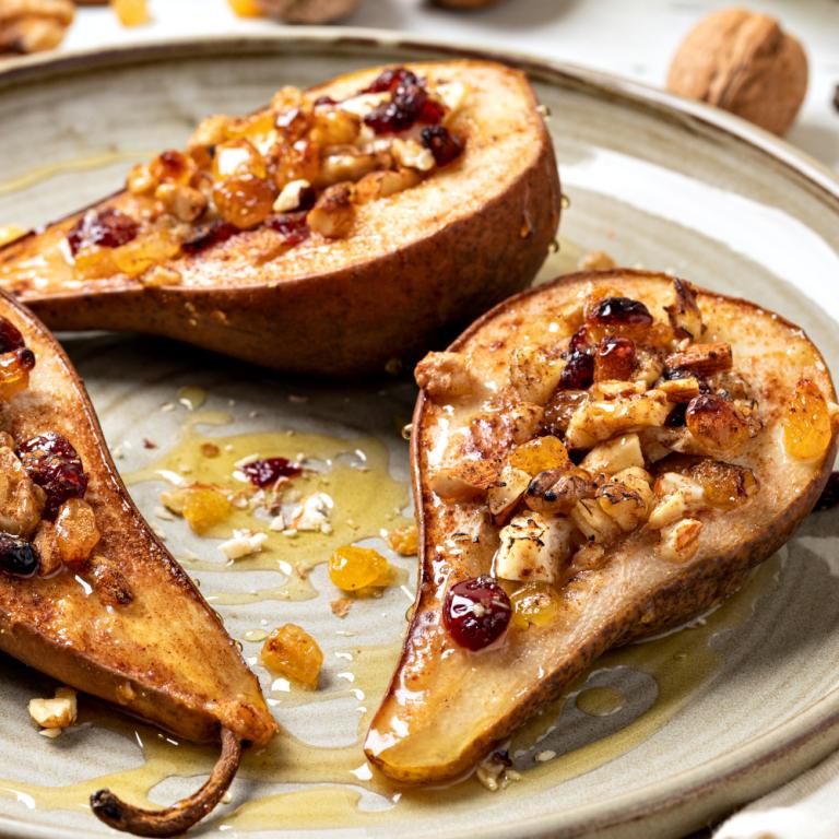  Ψητά αχλάδια με σταφίδες και καρύδια / Φωτογραφία: Shutterstock