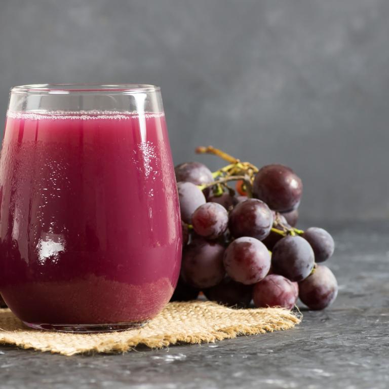Smoothie με κόκκινα σταφύλια και μήλο / Φωτογραφία: Shutterstock 